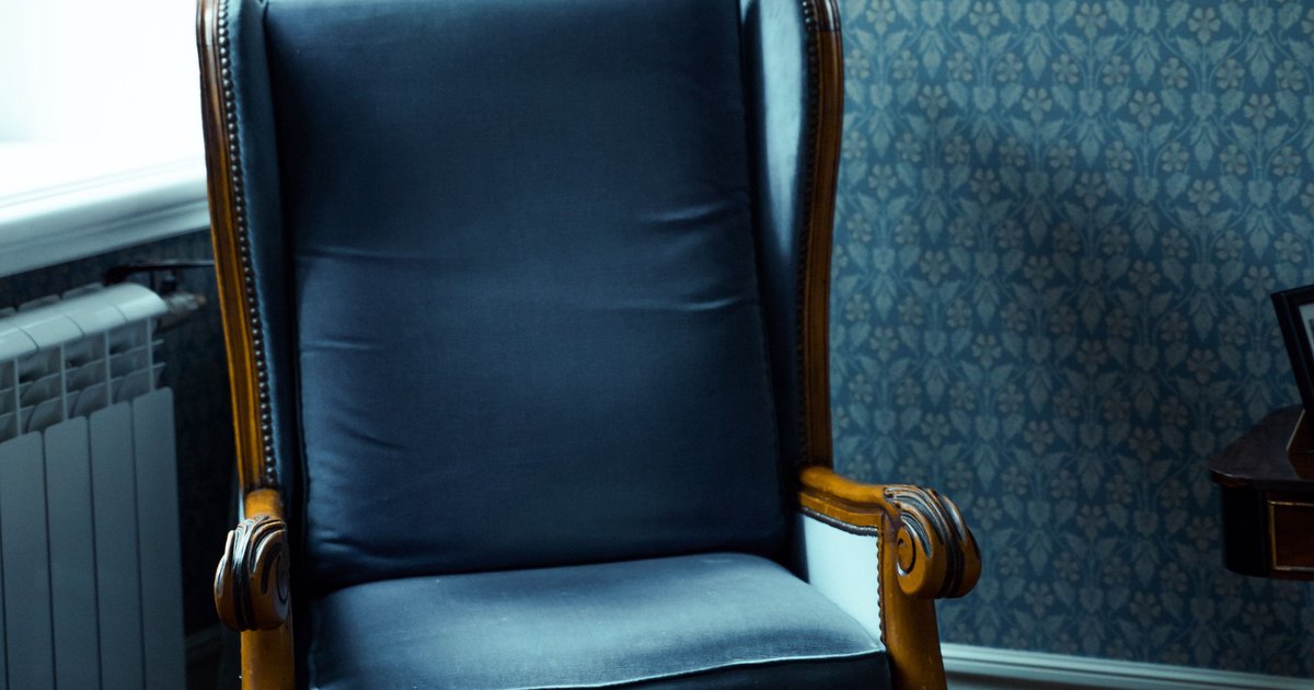Polstermöbel pflegen: So halten Sofas und Sessel länger