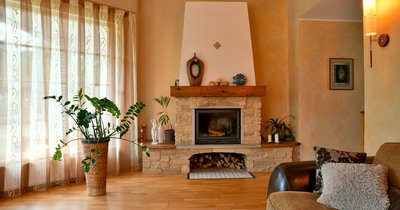 Naturmaterialien im Wohnzimmer: Holz, Leinen und Stein richtig kombinieren